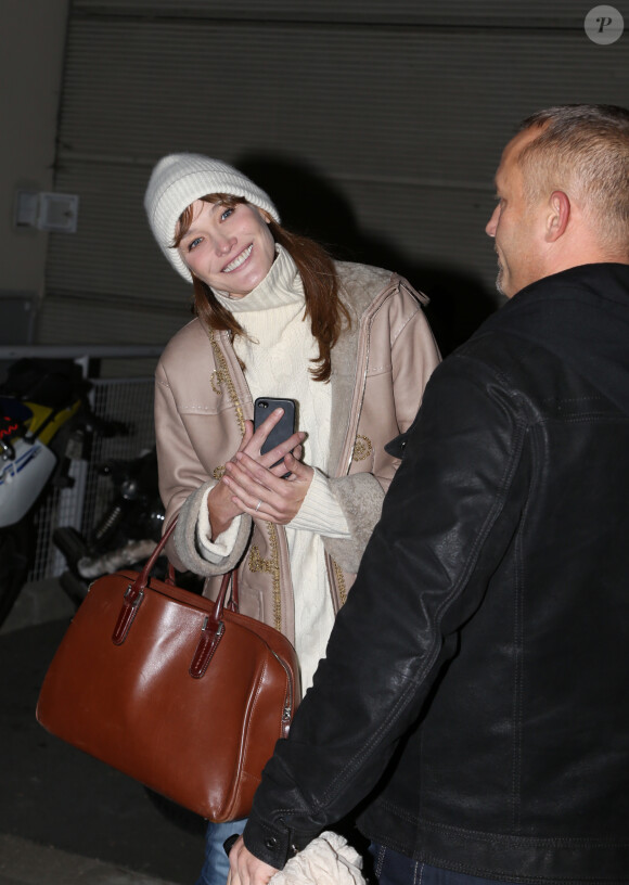 Carla Bruni après son concert au théâtre André Malraux à Rueil-Malmaison, le 19 novembre 2013.