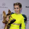 Miley Cyrus récompensée lors de la cérémonie des Bambi Awards, à Berlin, en Allemagne, le 14 novembre 2013.