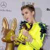 Miley Cyrus récompensée lors de la cérémonie des Bambi Awards, à Berlin, en Allemagne, le 14 novembre 2013.