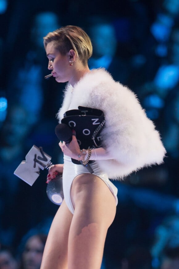 Miley Cyrus fume un joint sur la scène des MTV European Music Awards (EMA) 2013 au Ziggo Dome à Amsterdam, le 10 november 2013.