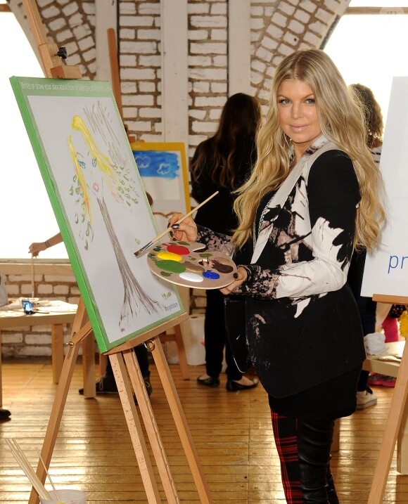 Fergie fait de la peinture pour le projet Unilever Sunlight au Solar Studios de Glendale. A Los Angeles, le 20 novembre 2013.