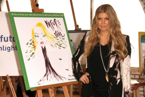 Fergie fait de la peinture pour le projet Unilever Sunlight au Solar Studios de Glendale. A Los Angeles, le 20 novembre 2013.