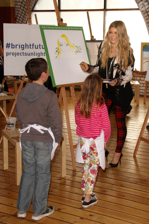 Fergie fait de la peinture pour le projet Unilever Sunlight au Solar Studios de Glendale. A Los Angeles, le 20 novembre 2013.