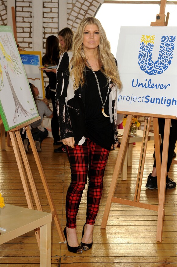 Fergie fait de la peinture pour le projet Unilever Sunlight au Solar Studios de Glendale. A Los Angeles, le 20 novembre 2013.