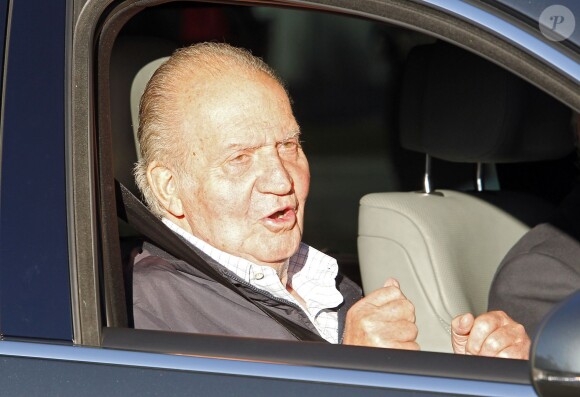 Le roi Juan Carlos se rend à l'hôpital à Madrid en Espagne le 21 novembre 2013 pour être opéré de la hanche.