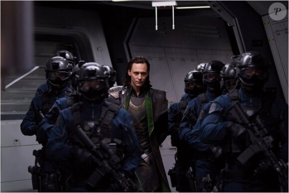 Tom Hiddleston dans Avengers.