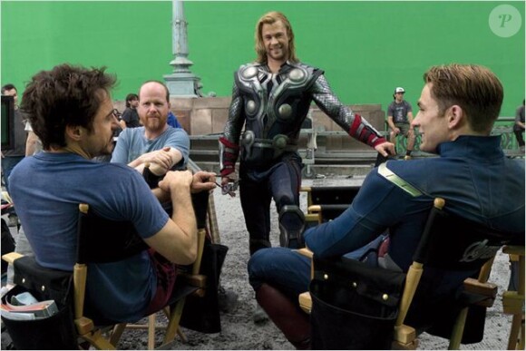 Robert Downey Jr, Chris Hemsworth et Chris Evans détendus sur le tournage d'Avengers.