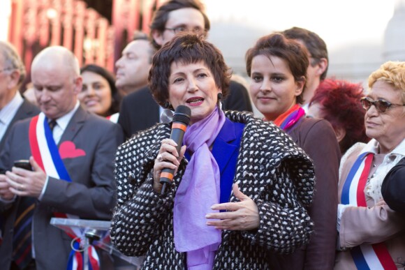 Dominique Bertinott s'exprime à la sortie de l'Assemblée nationale après le vote sur le mariage pour tous, le 23 avril 2013.