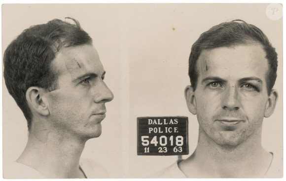 Photos de Lee Harvey Oswald prises par le departement de Police de Dallas mises aux encheres de RR Auction le 24 octobre 2013.
