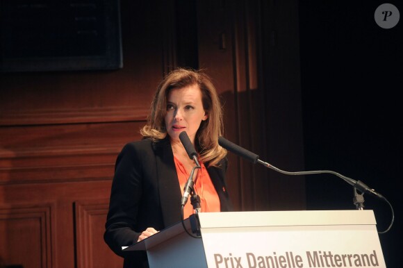 Valérie Trierweiler fait un discours lors de la remise du 1er Prix Danielle Mitterrand à d'une cérémonie organisée à la Comédie des Champs-Elysées à Paris le 22 novembre 2013.