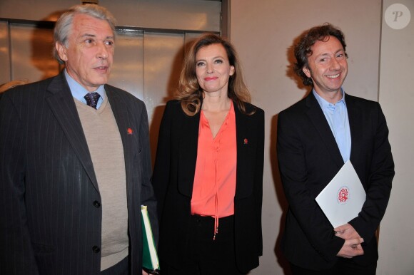 Gilbert Mitterrand, Valérie Trierweiler et Stéphane Bern lors de la remise du 1er Prix Danielle Mitterrand à d'une cérémonie organisée à la Comédie des Champs-Elysées à Paris le 22 novembre 2013.