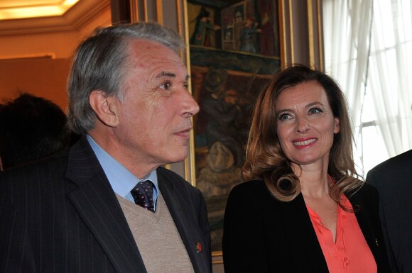 Gilbert Mitterrand, Valérie Trierweiler lors de la remise du 1er Prix Danielle Mitterrand à d'une cérémonie organisée à la Comédie des Champs-Elysées à Paris le 22 novembre 2013.