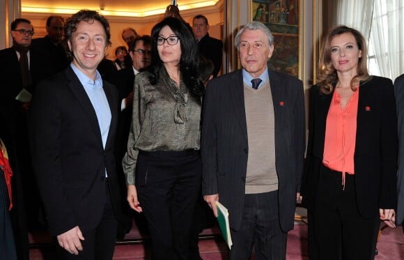 Stéphane Bern, Yamina Benguigui, Gilbert Mitterrand et Valérie Trierweiler lors de la remise du 1er Prix Danielle Mitterrand à d'une cérémonie organisée à la Comédie des Champs-Elysées à Paris le 22 novembre 2013.