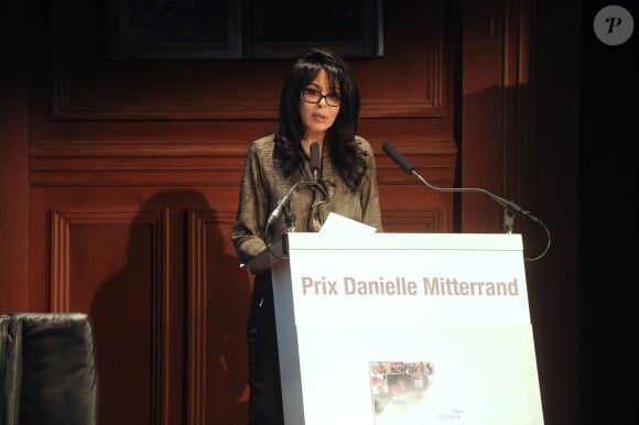 Yamina Benguigui lors de la remise du 1er Prix Danielle Mitterrand à d'une cérémonie organisée à la Comédie des Champs-Elysées à Paris le 22 novembre 2013.