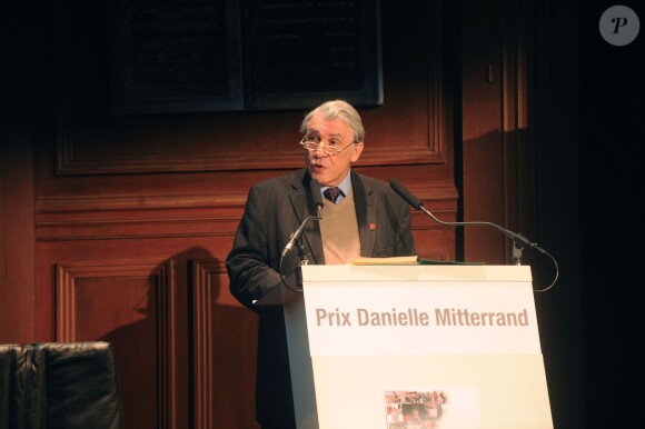 Gilbert Mitterrand lors de la remise du 1er Prix Danielle Mitterrand à d'une cérémonie organisée à la Comédie des Champs-Elysées à Paris le 22 novembre 2013.