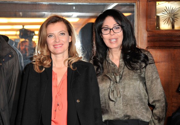 Valérie Trierweiler et Yamina Benguigui lors de la remise du 1er Prix Danielle Mitterrand à d'une cérémonie organisée à la Comédie des Champs-Elysées à Paris le 22 novembre 2013.