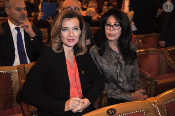 Vélerie Trierweiler et Yamina Benguigui lors de la remise du 1er Prix Danielle Mitterrand à d'une cérémonie organisée à la Comédie des Champs-Elysées à Paris le 22 novembre 2013.