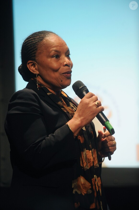 Christiane Taubira lors de la remise du 1er Prix Danielle Mitterrand à d'une cérémonie organisée à la Comédie des Champs-Elysées à Paris le 22 novembre 2013.