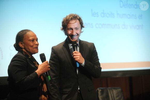 Christiane Taubira et Stéphane Bern lors de la remise du 1er Prix Danielle Mitterrand à d'une cérémonie organisée à la Comédie des Champs-Elysées à Paris le 22 novembre 2013.