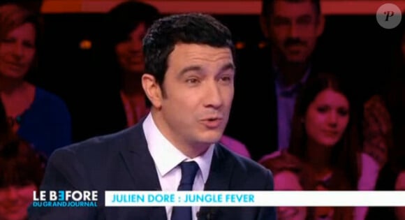 Thomas Thouroude accompagne Julien Doré sur sa reprise de Femme like u de K. Maro dans Le Before du Grand Journal sur Canal+ le vendredi 22 novembre 2013