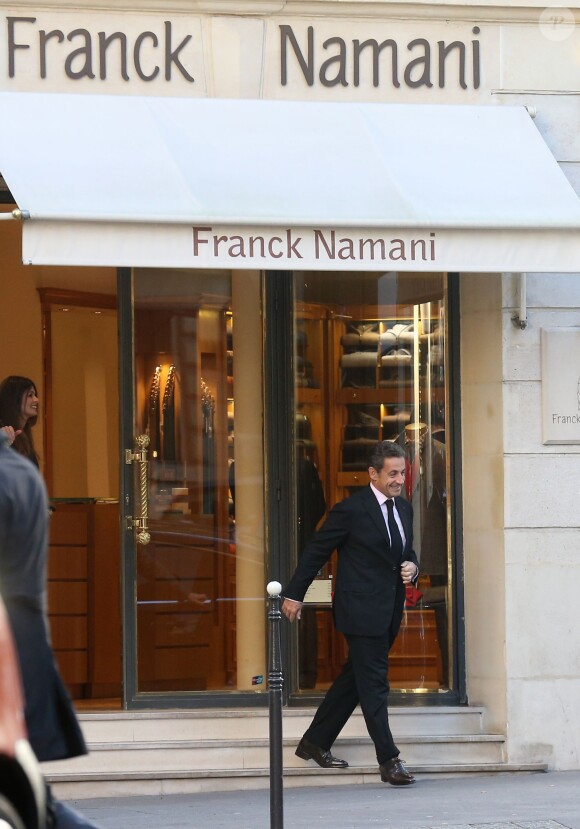 Exclusif -
Nicolas Sarkozy fait du shopping chez Franck Namani à Paris le 13 novembre 2013. 