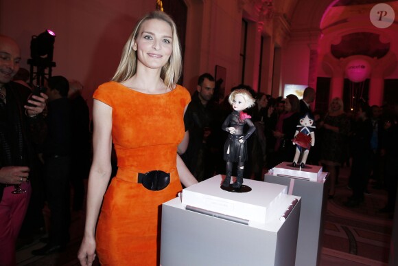 Sarah Marshall au vernissage de l'exposition "Le Pari(s) Merveilleux" des Frimousses de créateurs au Petit Palais, à Paris, le 25 novembre 2013.