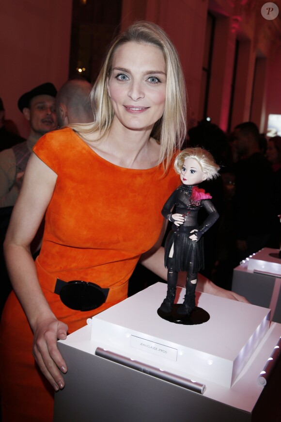 Sarah Marshall au vernissage de l'exposition "Le Pari(s) Merveilleux" des Frimousses de créateurs au Petit Palais, à Paris, le 25 novembre 2013.