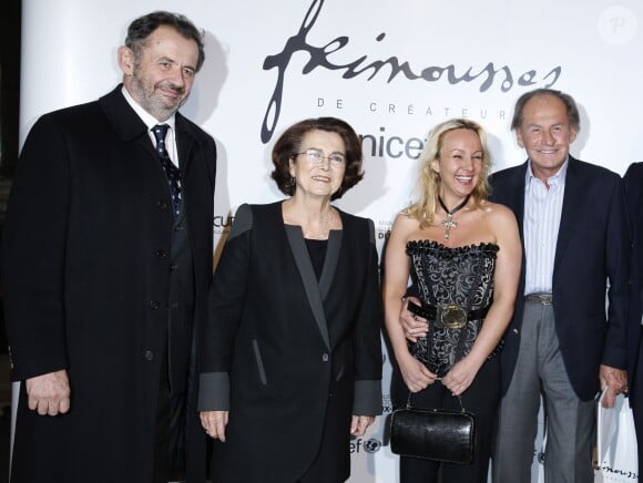 Guillaume Sarkozy, Michele Barzach (présidente de l'Unicef) et Pal Sarkozy au vernissage de l'exposition "Le Pari(s) Merveilleux" des Frimousses de créateurs au Petit Palais, à Paris, le 25 novembre 2013.