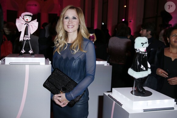 Lara Fabian au vernissage de l'exposition "Le Pari(s) Merveilleux" des Frimousses de créateurs au Petit Palais, à Paris, le 25 novembre 2013.