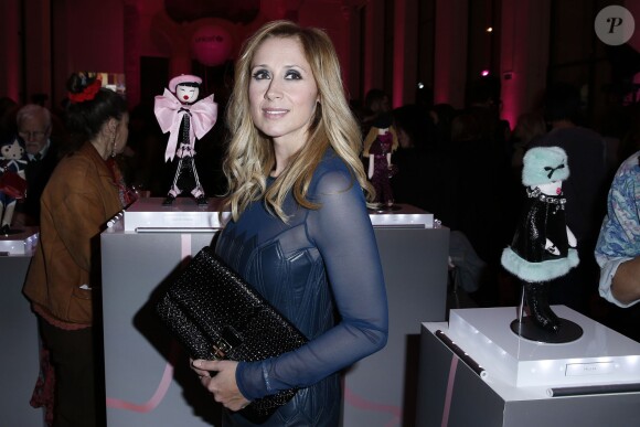 Lara Fabian au vernissage de l'exposition "Le Pari(s) Merveilleux" des Frimousses de créateurs au Petit Palais, à Paris, le 25 novembre 2013.