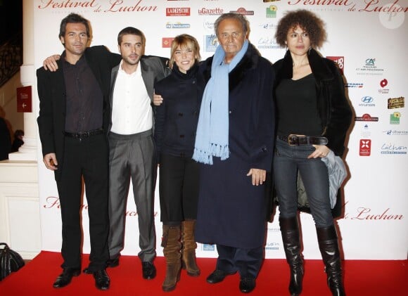 Filip Nikolic avec le cast de la série "Navarro" (Anthony Dupray, Nathalie Vincent, Roger Hanin et Viktor Lazlo) sur le tapis rouge du Festival de la télévision de Luchon, le 6 février 2009.