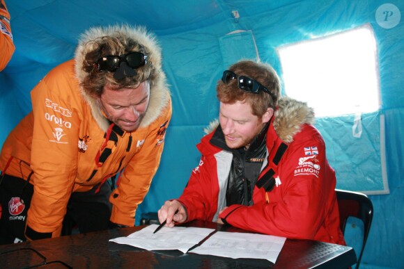 Le prince Harry planche sur les derniers préparatifs à la base de Novo en Antarctique, le 23 novembre 2013, avant de prendre le départ le 29 novembre du South Pole Allied Challenge, une course au Pole Sud au profit de l'association Walking with the Wounded.