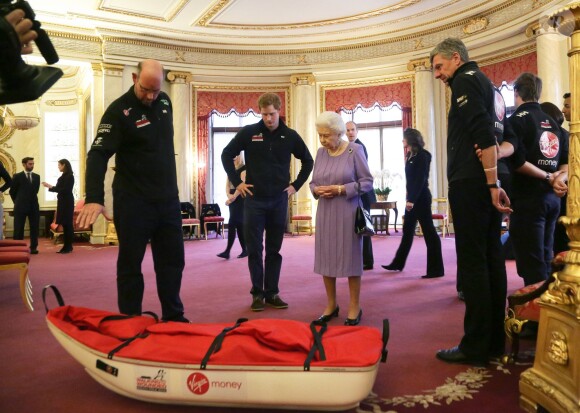 Le prince Harry présente à Buckingham Palace, le 13 novembre 2013, ses coéquipiers du Team GB pour le South Pole Allied Challenge à ses grands-parents la reine Elizabeth II et le prince Philip.