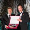 Jon Bon jovi récompensé pour son engagement envers la jeunesse par le prince William à l'ocassion du second Winter Whites Gala de Centrepoint qui se tenait au palais de Kensington à Londres, le 26 novembre 2013. 