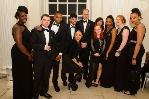 Le prince William entouré des jeunes bénéficiaires de la fondation Centrepoint, à l'ocassion du second Winter Whites Gala de Centrepoint qui se tenait au palais de Kensington à Londres, le 26 novembre 2013.