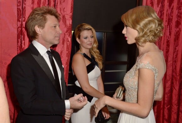 Taylor Swift papote avec Jon Bon Jovi et sa fille Stephanie à l'ocassion du second Winter Whites Gala de Centrepoint qui se tenait au palais de Kensington à Londres, le 26 novembre 2013.