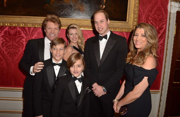 Le prince William en compagnie de Jon Bon Jovi et sa famille à l'ocassion du second Winter Whites Gala de Centrepoint qui se tenait au palais de Kensington à Londres, le 26 novembre 2013. 