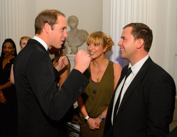 Le prince William et les ambassaderus de la fondation Centrepoint à l'ocassion du second Winter Whites Gala de Centrepoint qui se tenait au palais de Kensington à Londres, le 26 novembre 2013.