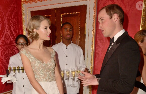 Le prince William et son invitée Taylor Swift à l'ocassion du second Winter Whites Gala de Centrepoint qui se tenait au palais de Kensington à Londres, le 26 novembre 2013.