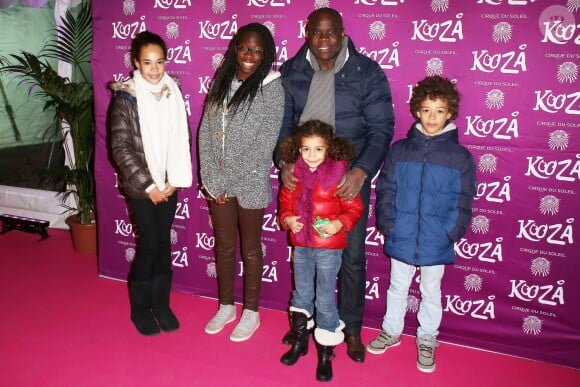 Basile Boli en famille à la représentation du nouveau spectacle du Cirque du Soleil, "Kooza", sur l'ïle Seguin à Boulogne-Billancourt, le 26 novembre 2013.