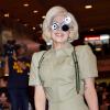 Lady Gaga arrive a l'aéroport international de Narita à Tokyo, le 26 novembre 2013.