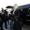 Lady Gaga arrive a l'aéroport international de Los Angeles, le 25 novembre 2013.