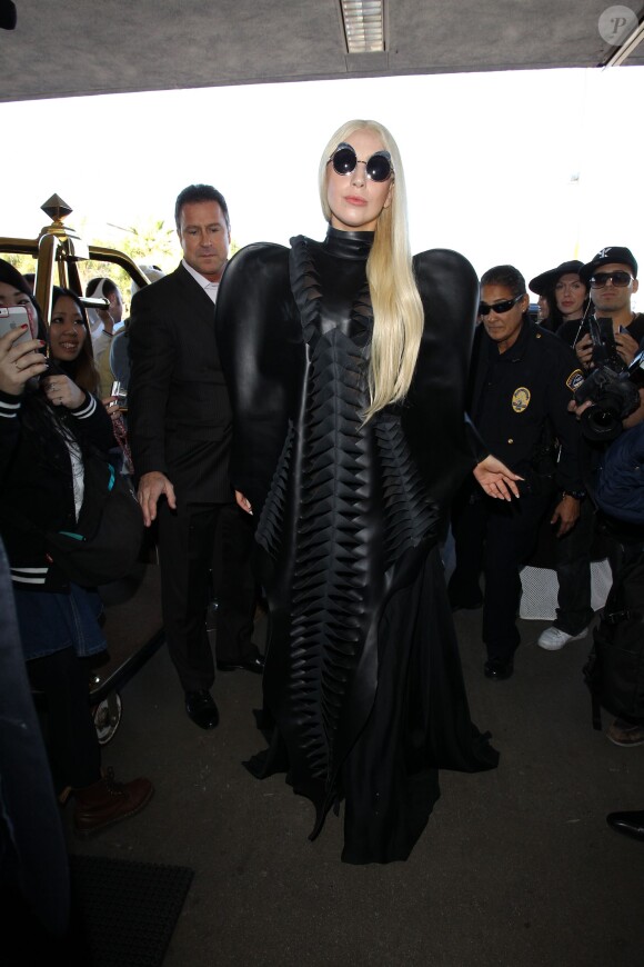Lady Gaga prend un vol a l'aeroport LAX de Los Angeles le 25 Novembre 2013, apres avoir participe aux American Music Awards.  Lady Gaga is spotted at LAX airport in Los Angeles on november 25, 2013.25/11/2013 - Los Angeles