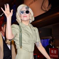 Lady Gaga et son papa au Japon : Des fans en délire et de drôles de poupées