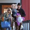 Exclusif - Jessica Simpson et son fiancé Eric Johnson ont mangé au restaurant avec leurs enfants Maxwell et Ace, ainsi que le papa d'Eric, à Boston, le 25 novembre 2013.