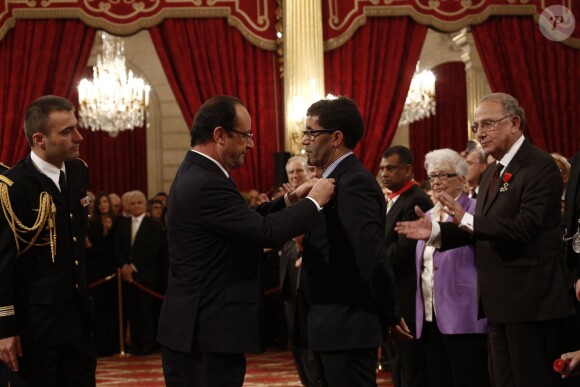 Mustapha Bayadroun fait chevalier de l'Ordre national du Mérite par François Hollande - Cérémonie de décoration au palais de l'Elysée à Paris, le 28 novembre 2013.