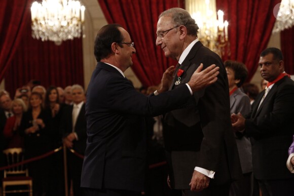 Pierre Aidenbaum fait officier de la Légion d'Honneur par François Hollande - Cérémonie de décoration au palais de l'Elysée à Paris, le 28 novembre 2013.
