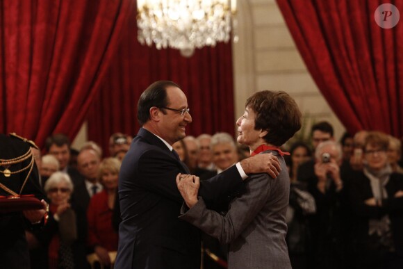 Hélène Waysbord-Loing décorée par François Hollande - Cérémonie de décoration au palais de l'Elysée à Paris, le 28 novembre 2013.