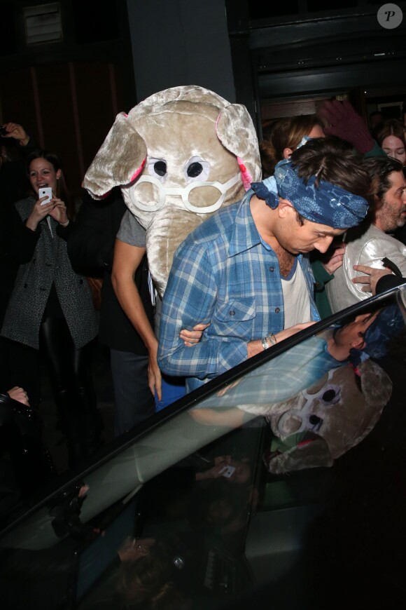 Harry Styles, déguisé en éléphant, et l'animateur radio Nick Grimshaw quittent le Groucho Club où Poppy Delevingne a fêté son enterrement de vie de jeune fille. Londres, le 30 novembre 2013.