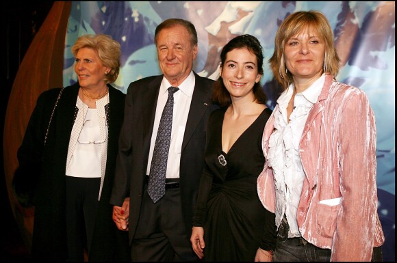 Albert Uderzo, sa femme, Anne Goscinny et Sylvie Uderzo, lors de l'avant-première du film Astérix et les Vikings, le 31 mars 2006 à Paris